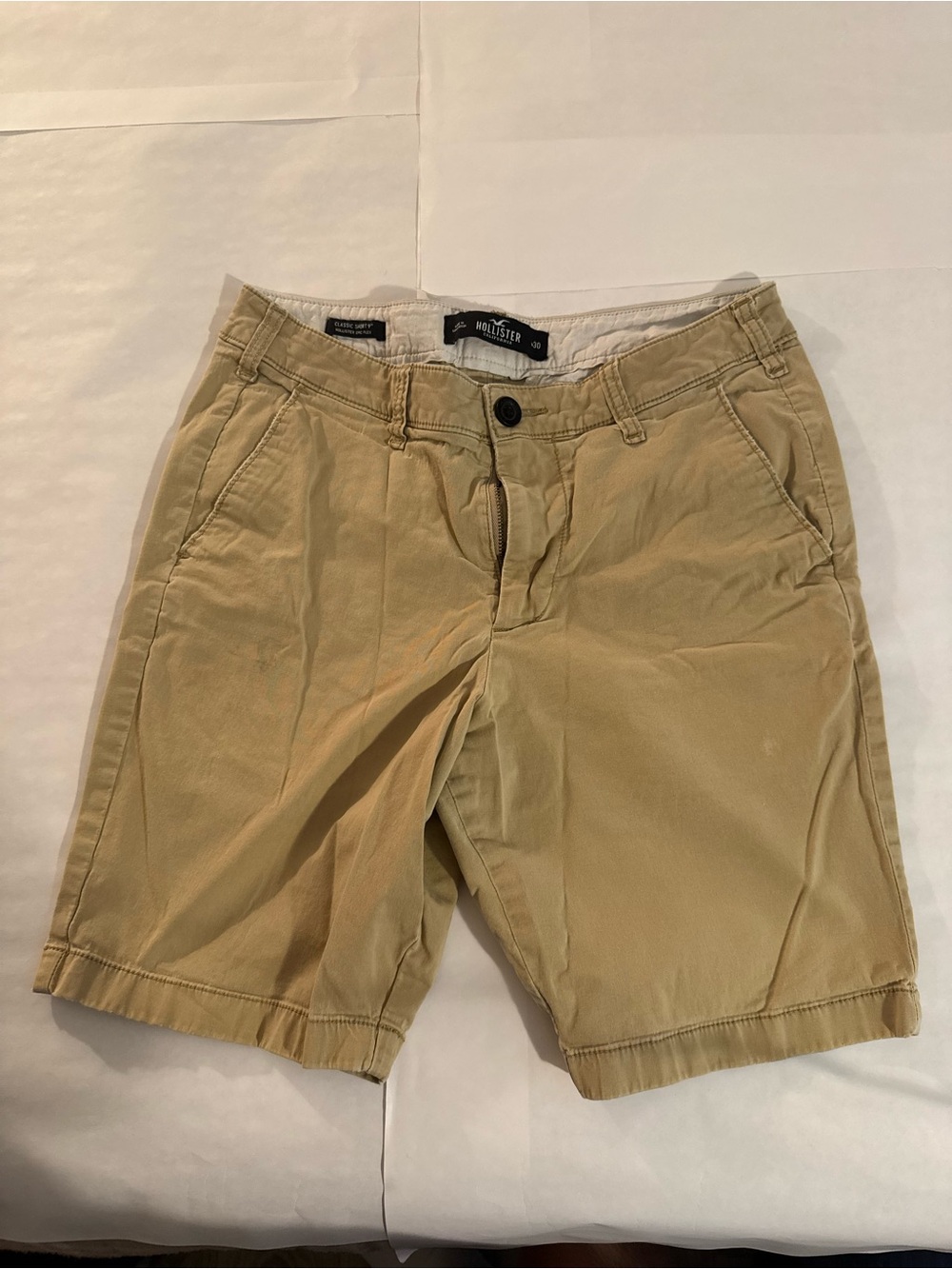 Hollister Men’s Khaki Flat-Front Chino Shorts
